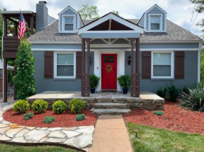 Cozy Bungalow close to Opry & Downtown Large Deck